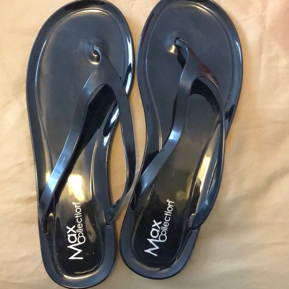 Women's Studded Bow Jelly Flip Flops | Ships for $29.99 | Moola Saving Mom